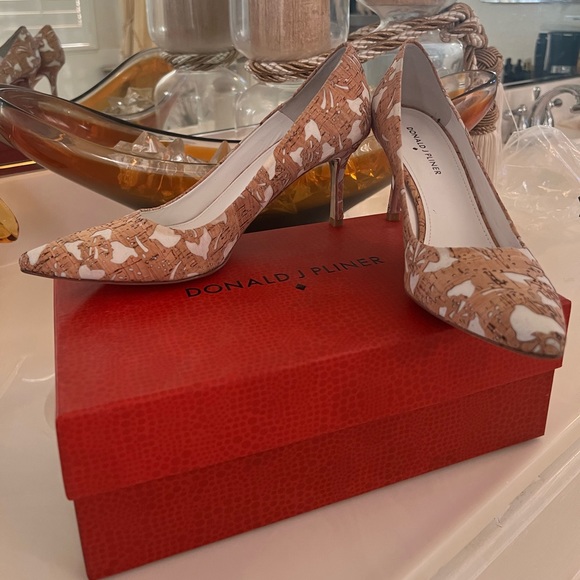 Donald J Pliner TREVA FLORAL CORK POINTED TOE PUMPS IN NATURAL/WHITE - Picture 1 of 5